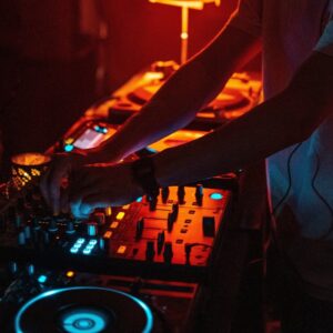 دي جي محترف يشغل الموسيقى في نادٍ ليلي فاخر في دبي وسط أجواء حماسية.